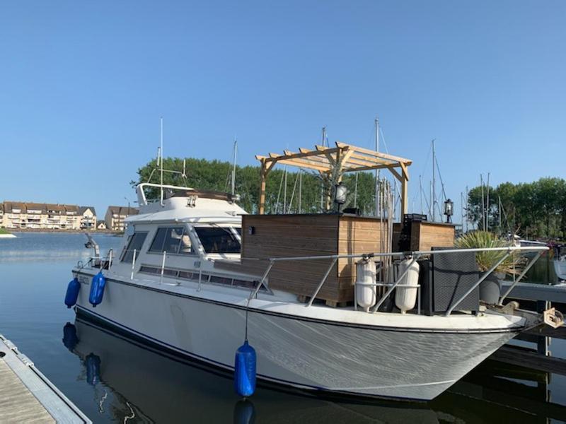 Magnifique Bateau Maison Hotell Ouistreham Exteriör bild